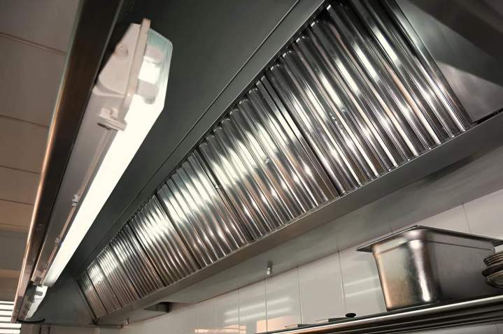 Pose soignée de ventilation de cuisine